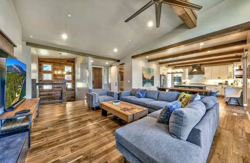 Montgomery Estates Cabin | PeakView Tahoe:Hot Tub, New Luxury, Game Room, A/C