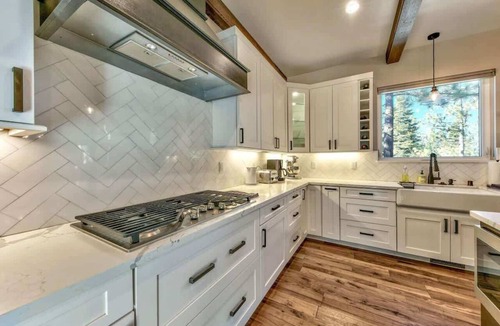 Montgomery Estates Cabin | PeakView Tahoe:Hot Tub, New Luxury, Game Room, A/C