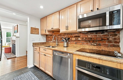 Downtown House | Pearl St Perfection – Rooftop Deck, Mountain Views, Trails & Downtown