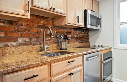 Downtown House | Pearl St Perfection – Rooftop Deck, Mountain Views, Trails & Downtown
