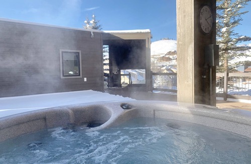 Mount Crested Butte Condo | Penthouse #4 Panoramic Views, Hot Tub, 75" & 55" TVs, Sonos, Free Town & Ski Bus