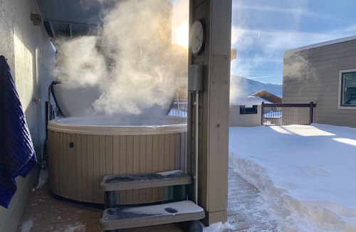 Mount Crested Butte Condo | Penthouse #4 Panoramic Views, Hot Tub, 75" & 55" TVs, Sonos, Free Town & Ski Bus