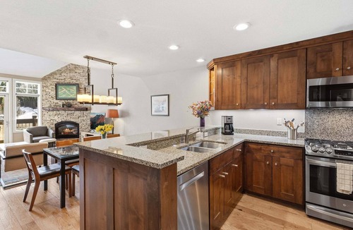 Telluride Condo | Penthouse Paradise 3 BR with Loft, Valley Views, Hot Tub and private deck