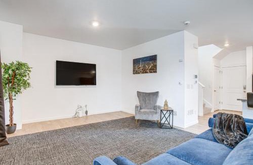 Aurora House | Perfect for Families! Quiet Aurora Home