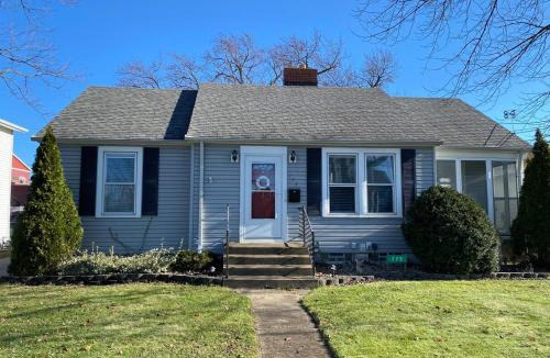 Vermilion House | Perfect Location for Festivals, Beach, Shopping