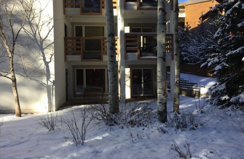 Vail Condo | Perfect Location - Steps to Gondola Walking/Bike Path Close to Restaurants Shops