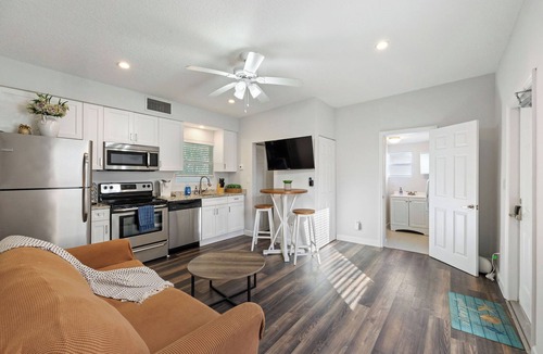 Southside Apartment | Perfect Palm Beach Escape | Cozy 1BR + Putt-Putt