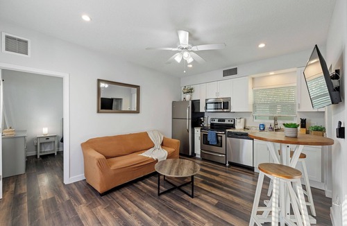 Southside Apartment | Perfect Palm Beach Escape | Cozy 1BR + Putt-Putt