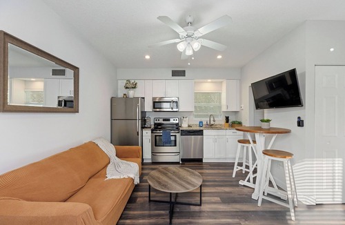 Southside Apartment | Perfect Palm Beach Escape | Cozy 1BR + Putt-Putt