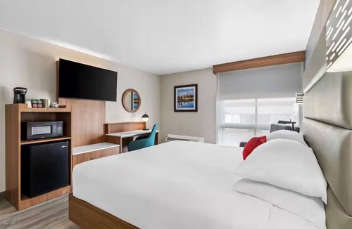 Cheyenne Hotel | Perfect Room for Leisure or Business Near Wyoming State Capitol - Free Shuttle!