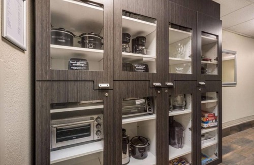 North Arlington Apartment | Pet-friendly Accommodation Near Hurricane Harbor Arlington! Parking, Pool!