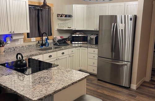 Rainbow Valley Cabin | Pet-Friendly Cabin & Hot Tub by Pikes Peak