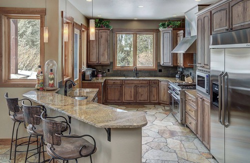 Valley of the Blue House | Pet Friendly! CLEAN! Private Hot Tub. Sunny. Secluded. Views!