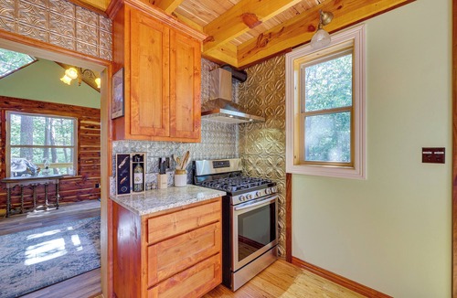 Eureka Springs Cottage | Pet-friendly Eureka Springs Rental w/Private Deck