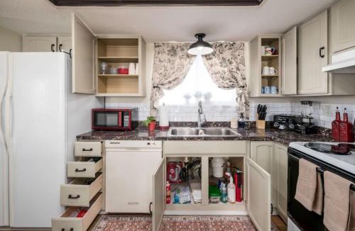 Mount Pleasant House | Pet Friendly Farmhouse with Yard & BBQ