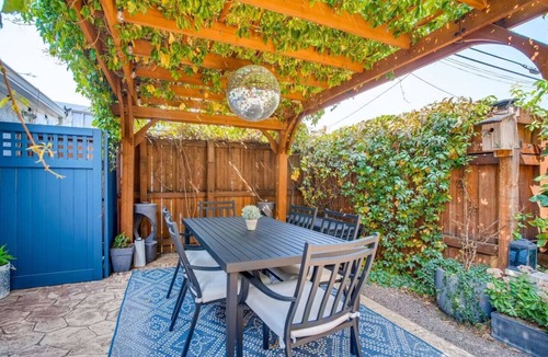 Speer House | Pet Friendly I Hip home in Baker I 5-star Location