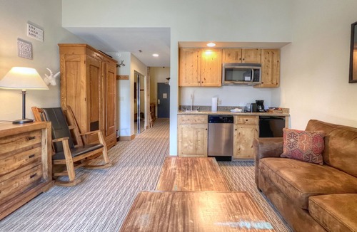 Mount Crested Butte Hotel | PET FRIENDLY King Suite at Base of the Mountain!
