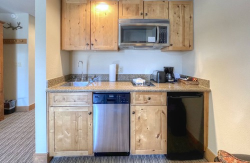 Mount Crested Butte Hotel | PET FRIENDLY King Suite at Base of the Mountain!