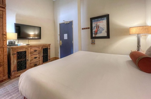 Mount Crested Butte Hotel | PET FRIENDLY King Suite at Base of the Mountain!