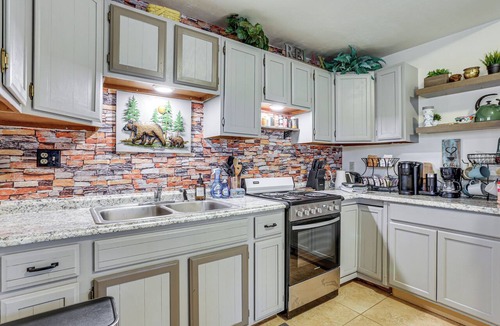 Pine Apartment | Pet-Friendly Pine Home: Near Hiking & Fishing!