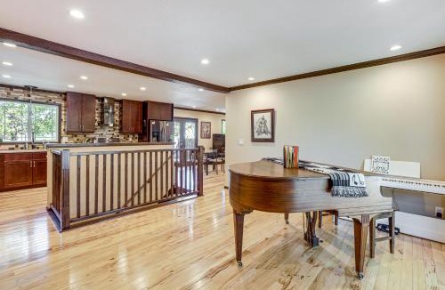 Aurora House | Pet-Friendly Retreat w/Fenced Yard in Aurora