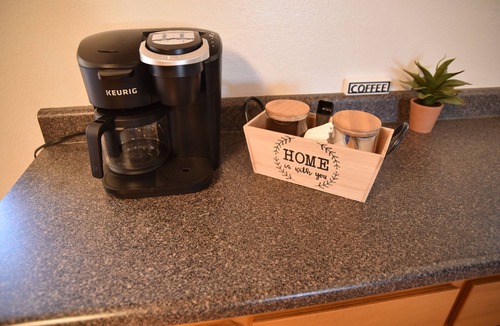 Williams House | Pet-Friendly Rustic Western Retreat –Walk to Route 66 & Grand Canyon Train Depot