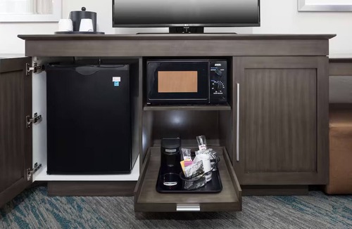 Downtown Fort Lauderdale Hotel | Pet-Friendly Stay | Pool Access | Complimentary Breakfast | Pets Welcome