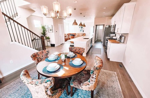Colorado Springs House | Pet Friendly w/3 Masters Suites all with En-Suite Full Bathrooms/Sleeps 11+