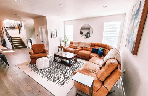 Colorado Springs House | Pet Friendly w/3 Masters Suites all with En-Suite Full Bathrooms/Sleeps 11+