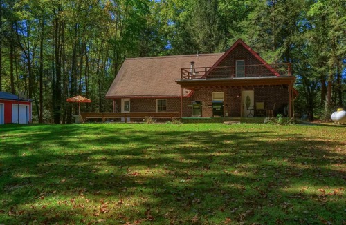 Brookville House | Pet Friendly Wi-Fi Firepit TV