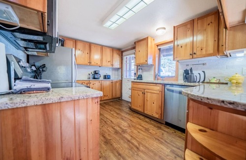 Estes Park Cabin | Pets OK! River & Town. King bed, fireplace
