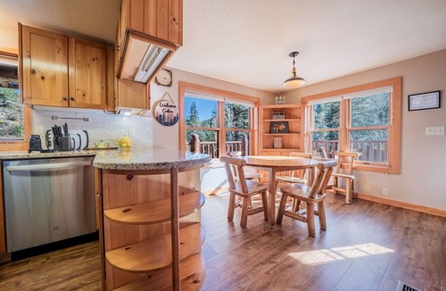 Estes Park Cabin | Pets OK! River & Town. King bed, fireplace
