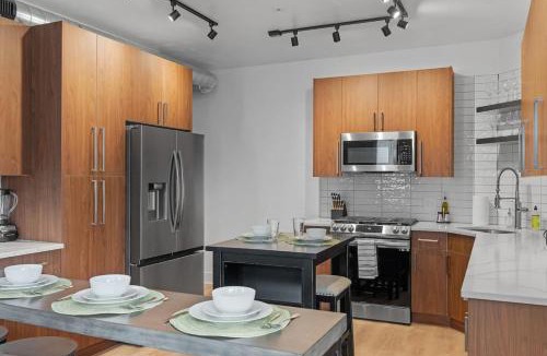 Shadyside Apartment | PFR Suites - Highland, 3BR 2BA Shadyside Condo, 2 Decks, 3rd Floor Walkup