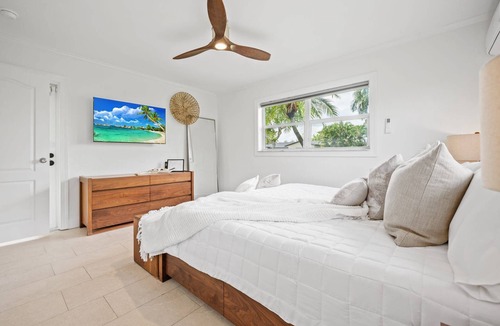 Central Corals House | Piña Colada | 4BR Family Pool Home Sleeps 12 Heated Pool Ping Pong Near Beach