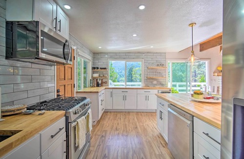 Crestline Cottage | Picturesque Cabin: 2 Balconies, Walk to Lake!