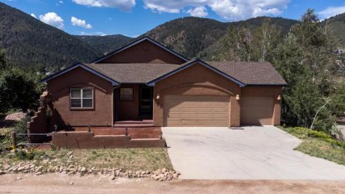Palmer Lake House | Picturesque Pueblo at Palmer Lake Sleeps 14