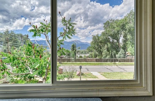 Central Colorado Springs House | Pikes Pk Panorama-View/2 Living Rms/Near Downtown