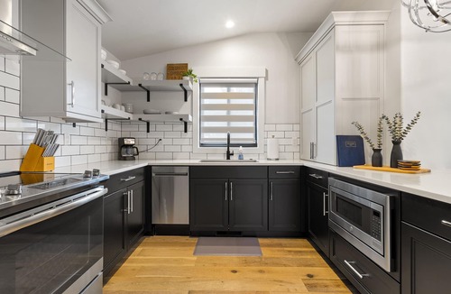 Central Colorado Springs Apartment | Pikes Retreat - Mountain Views + Modern Comfort - Hot tub