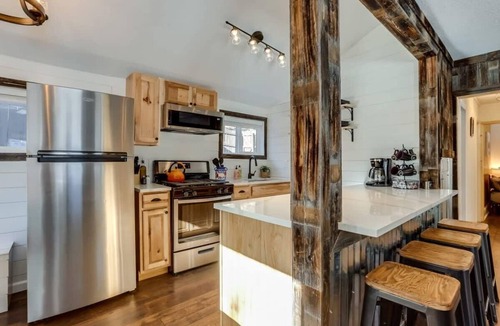 Lyons Cabin | Pine Cabin-HOT TUB~River Access! Fire Pit!