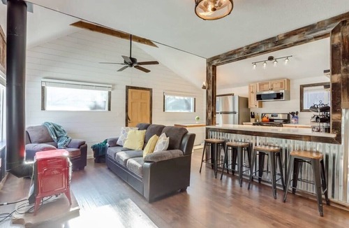 Lyons Cabin | Pine Cabin-HOT TUB~River Access! Fire Pit!