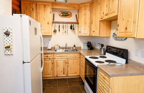 Grand Lake Cabin | Pine Harbor - Pet Friendly Log Cabin in the Town of Grand Lake