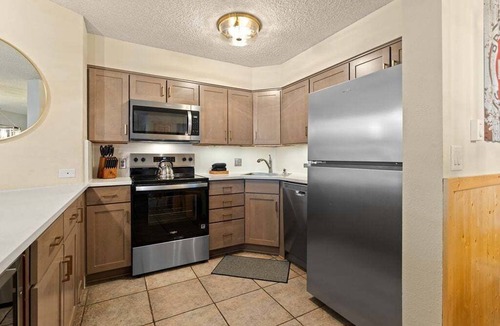 Four O'Clock Condo | Pine Ridge 15A: Great Location - Onsite Hot Tub!