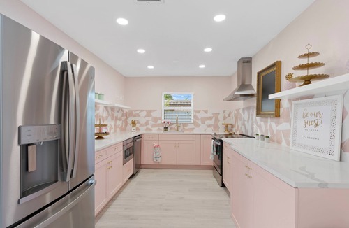 Coral Ridge House | Pink Palm Pool Paradise – Designer 4BR with Bar near Las Olas & Beach