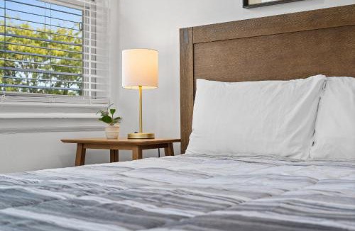 Shadyside House | Pittsburgh Shadyside 3A Bright and Stylish Private Bedroom with Shared Bathroom