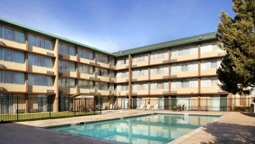 Globeville Hotel | Plaza Hotel Denver Central