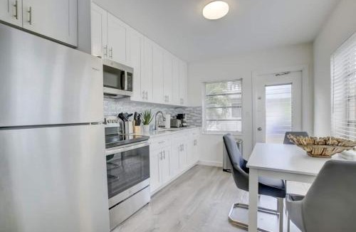 Middle River Terrace Apartment | Pool Access Free Parking Smart TV Wifi