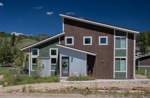 Rendezvous House | Pool Access & Mtn View! Luxe WP Cabin, Near Trails