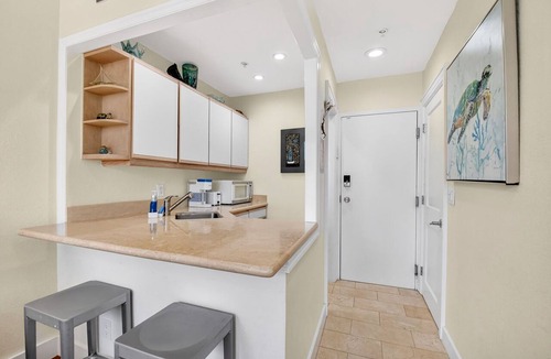 Palm Beach Condo | Pool Beach Getaway Palm Beach 1 Bedroom w/Kitchen