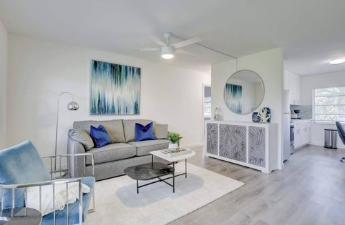 Middle River Terrace Apartment | Pool ~ Free Wifi ~ Parking ~ Smart TV