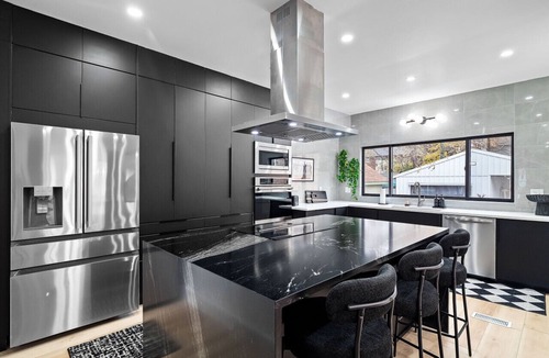 Highland Square House | Pool Table|Hot Tub|Fire Pit|Games|Bunk Slide|Wet Bar
